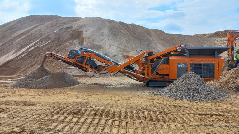 Rockster closed-circuit impact crusher processsing river rock in Lithuania