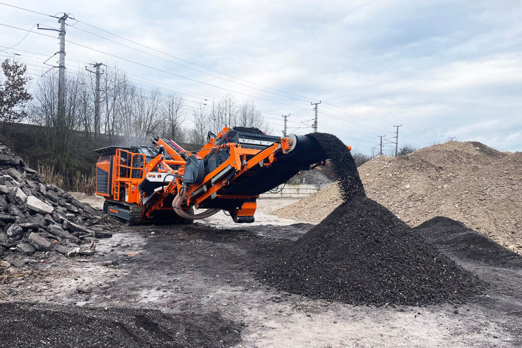 Rockster impact crusher recycling asphalt on a gloomy day